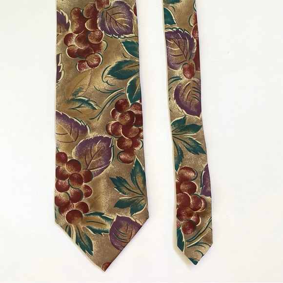 VINTAGE CHRISTIAN DIOR BROWN TAN PURPLE RED GRAPE LEAF PRINT SILK NECK TIE - Picture 2 of 5